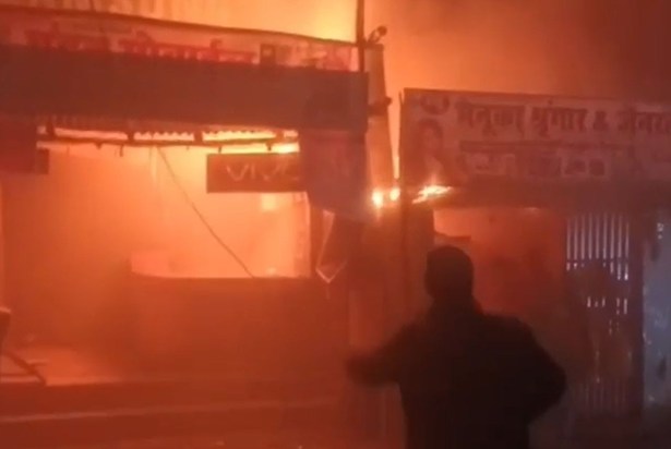 Shopkeepers slept, shops burned - goods worth lakhs turned t