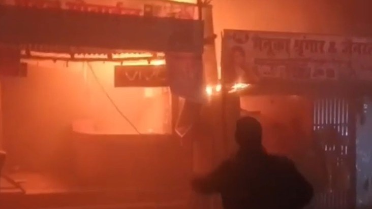 Shopkeepers slept, shops burned - goods worth lakhs turned t