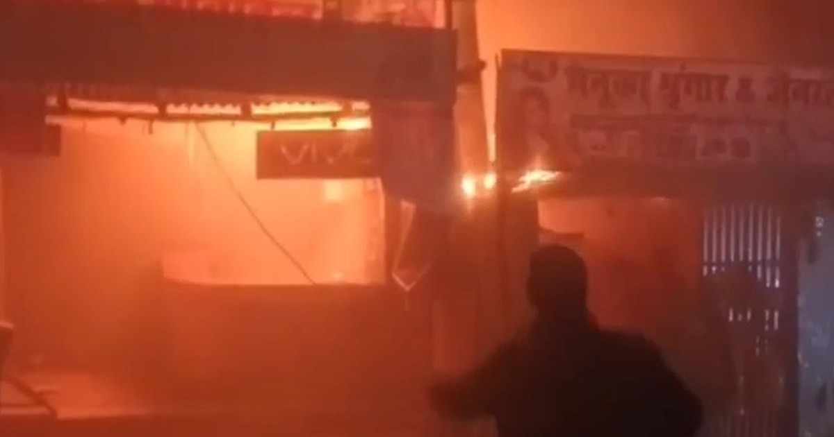 Shopkeepers slept, shops burned - goods worth lakhs turned t