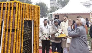 Chief Minister Nitish Kumar paid floral tribute to the statue of Atal Bihari Vajpayee.