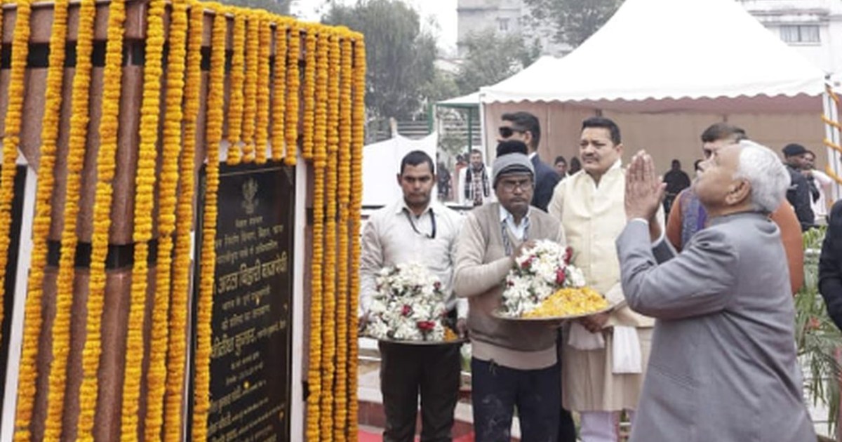 Chief Minister Nitish Kumar paid floral tribute to the statu