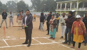 Despite the bitter cold, the DM came to boost the women's morale and batted.