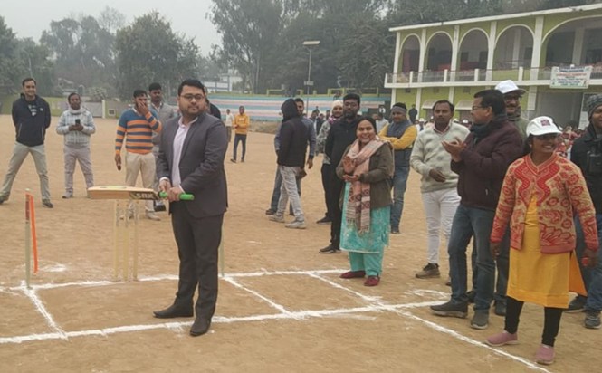 Despite the bitter cold, the DM came to boost the women's mo