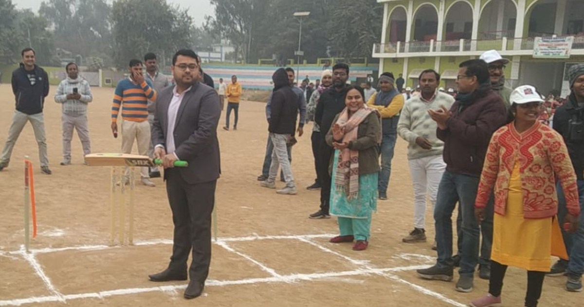 Despite the bitter cold, the DM came to boost the women's mo