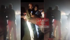 For this, the traffic constable beat up the doctor in the middle of the road.