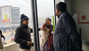 Why did a woman enter the bank with a broom? A female customer caused a commotion, breaking the glass doors.