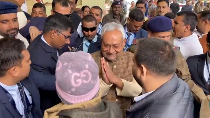 CM Nitish-Lalu Yadav came face to face, greeted each other w