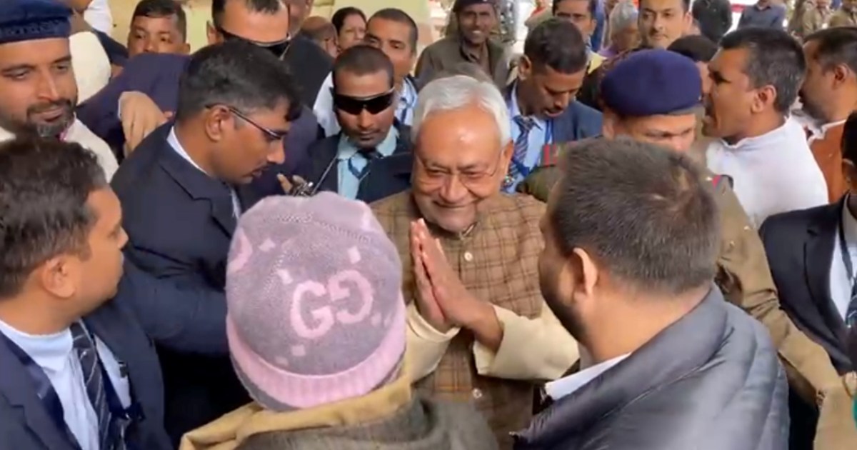 CM Nitish-Lalu Yadav came face to face, greeted each other w