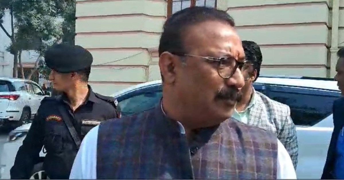 Ashok chaudhri ka tejsvwi ke byan par bda hamla