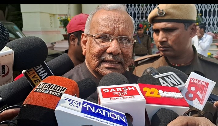 Bjp neta tarkishor ne Diya sfaai Bjp neta tarkishor ne Diya sfaai