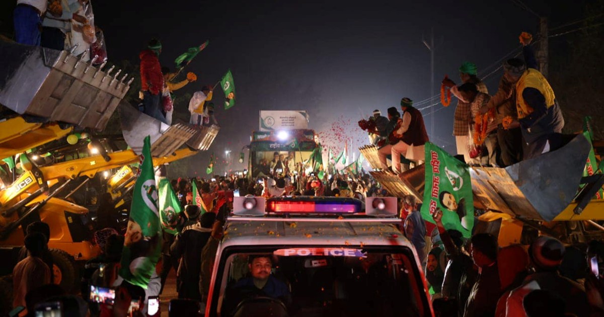 Tejashwi's bulldozer welcome in discussion, huge crowd gathe