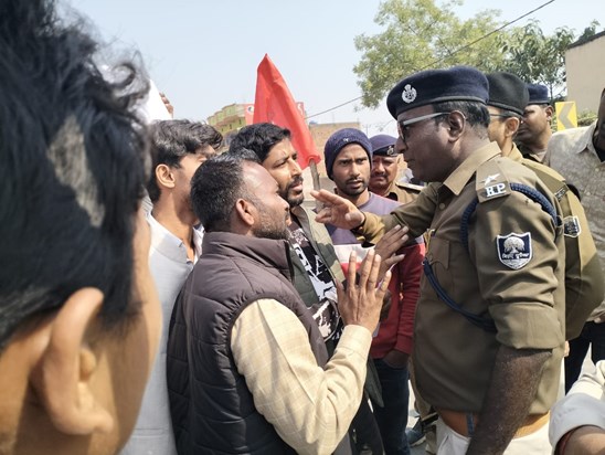 Students showed black flag to CM Nitish in Bhojpur, police a