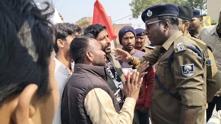 Students showed black flag to CM Nitish in Bhojpur, police a