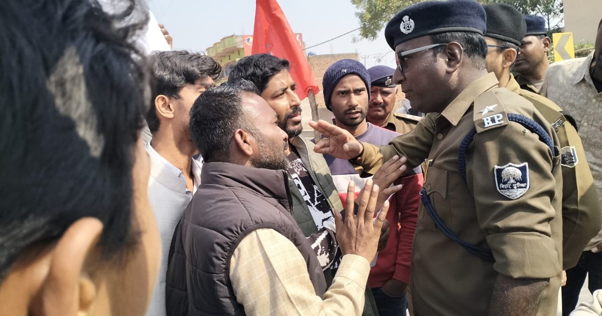 Students showed black flag to CM Nitish in Bhojpur, police a