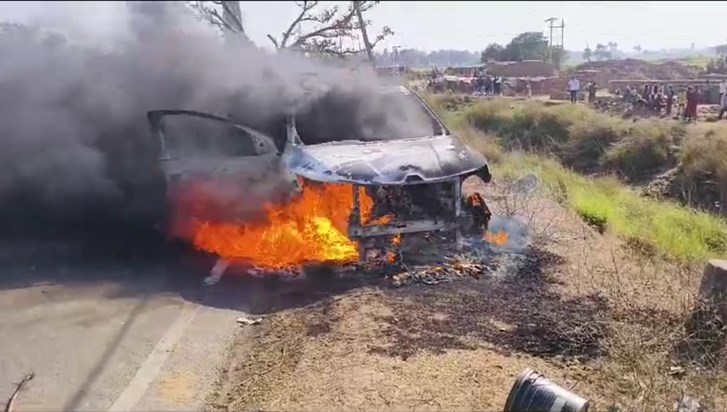 A moving car suddenly caught fire in Nalanda, 6 passengers i