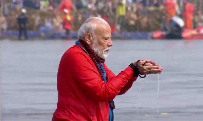 PM Modi took a bath in Prayagraj Maha Kumbh, greeted the peo PM Modi took a bath in Prayagraj Maha Kumbh, greeted the peo