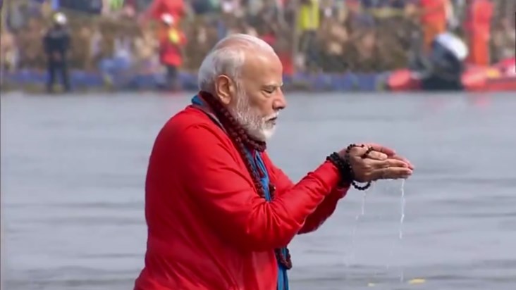 PM Modi took a bath in Prayagraj Maha Kumbh, greeted the peo