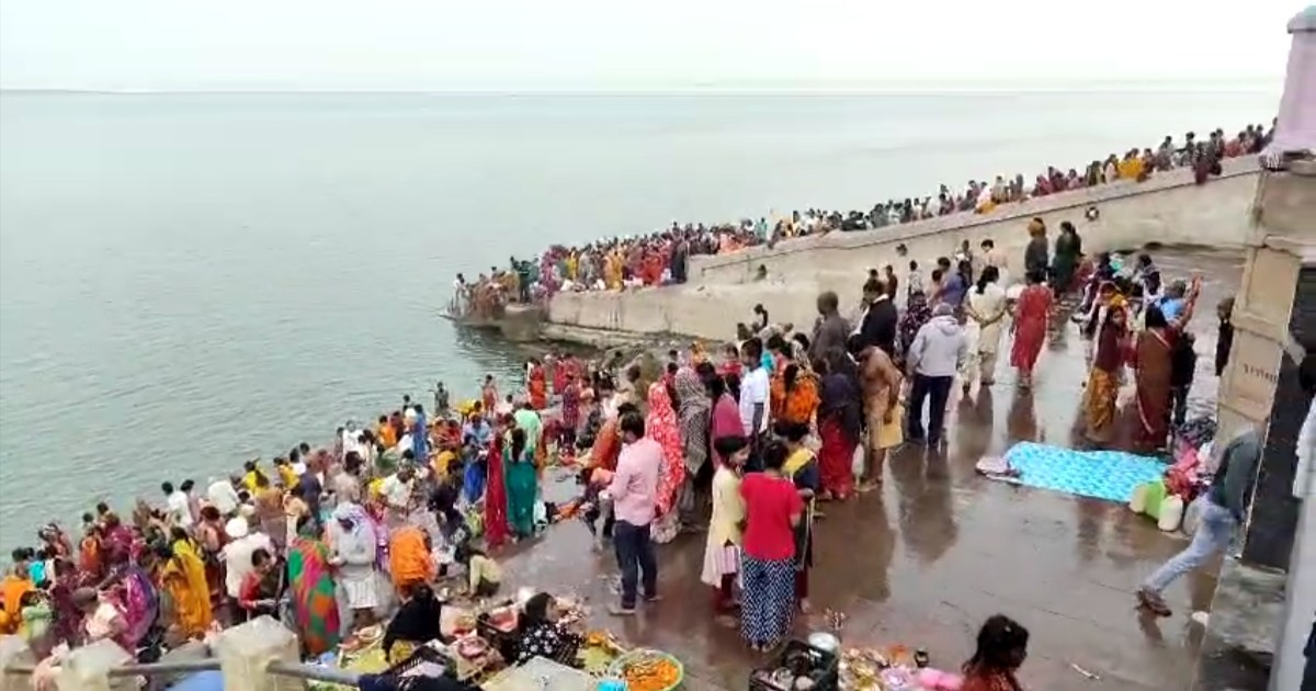 Crowds gathered to take bath in Ganga on the occasion of Mah