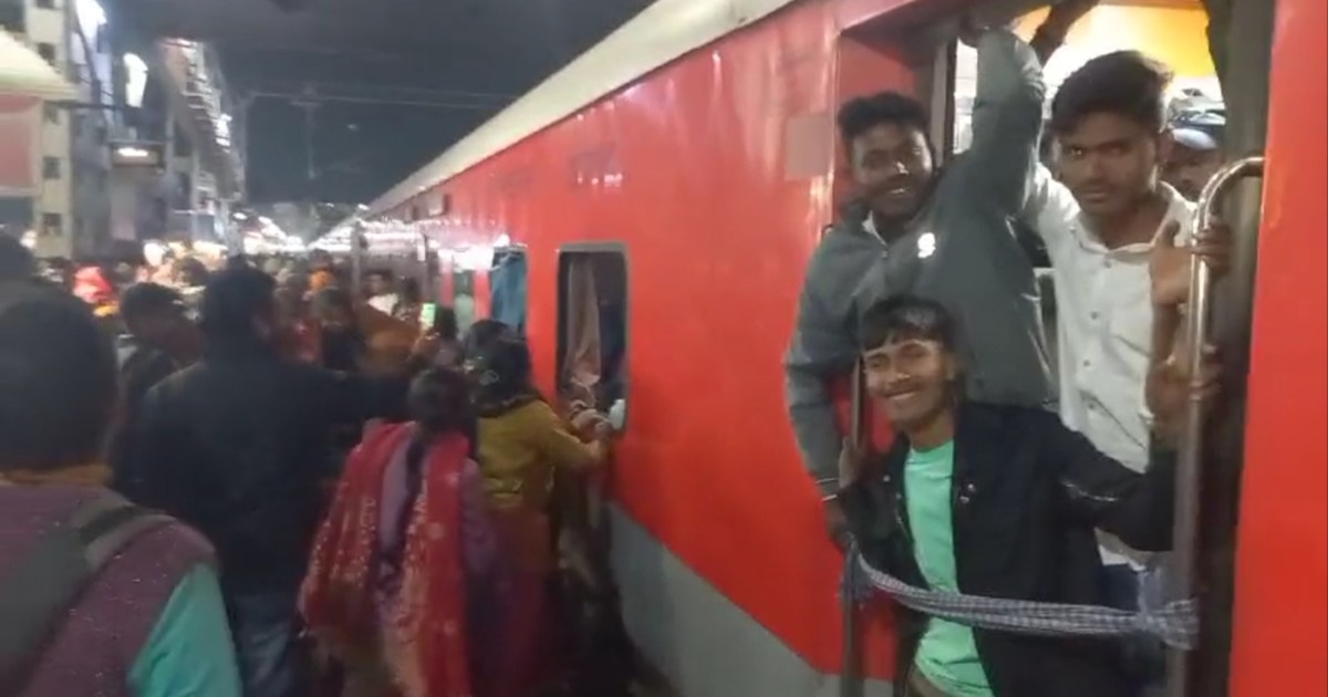 Passengers broke the glass of AC bogie of Swatantrata Senani