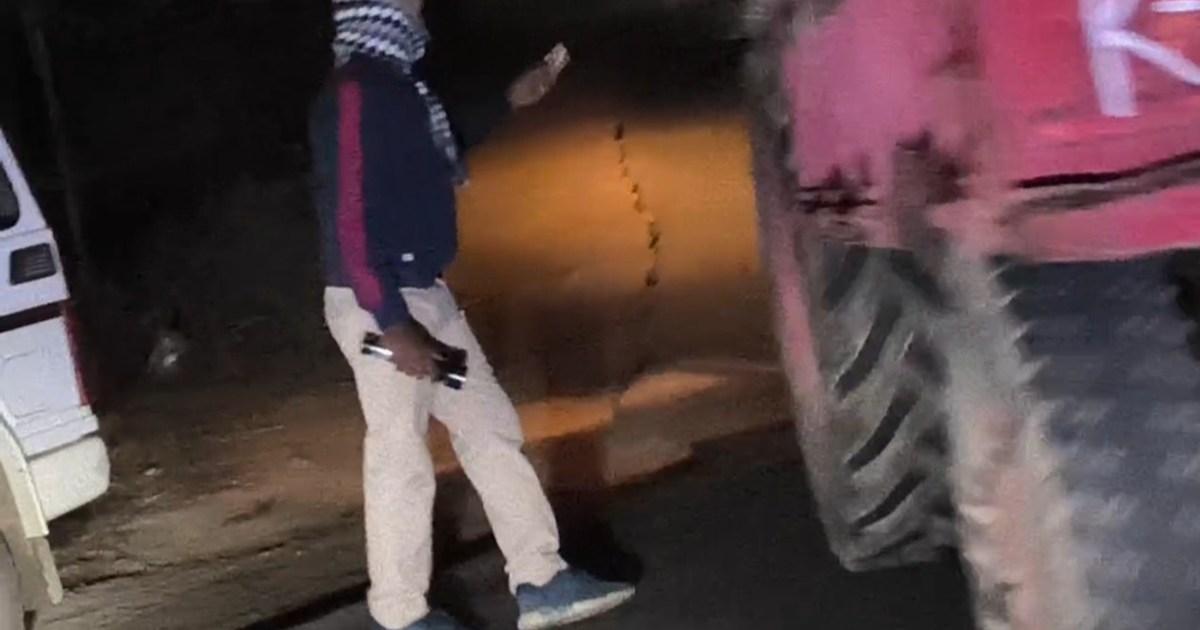 Video of a policeman extorting money from a tractor driver i