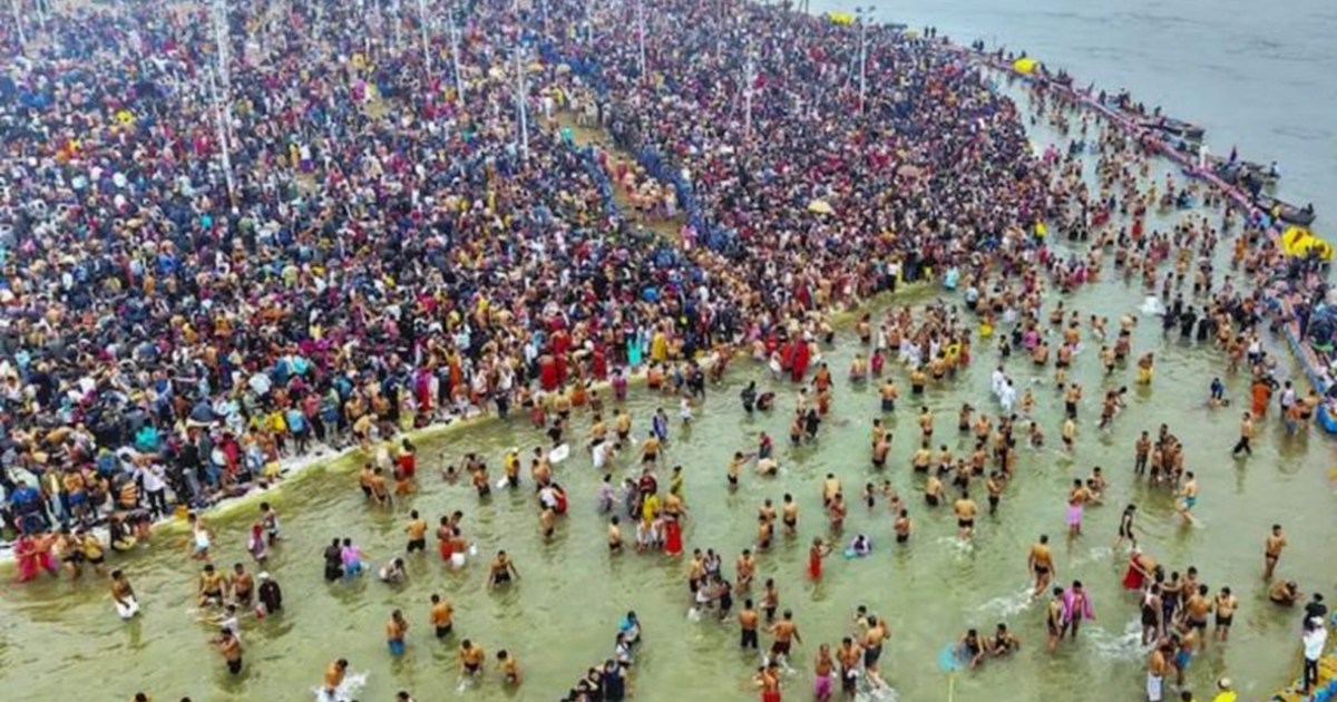 Crowd of devotees for Amrit Snan in Prayagraj Maha Kumbh on 