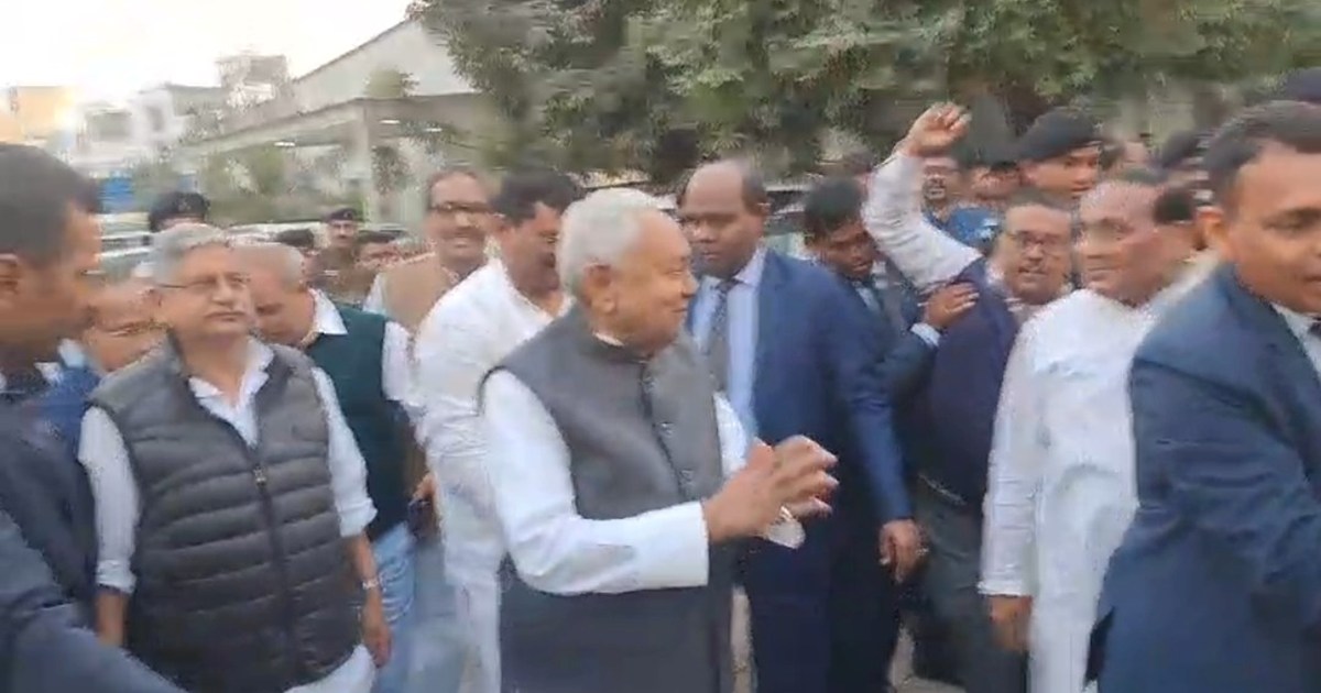 Cm nitish kumar achanak pahuche jdu karyaly 