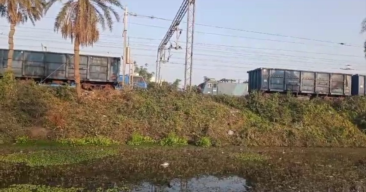 The train split into two parts on the Patna-Mokma railway se