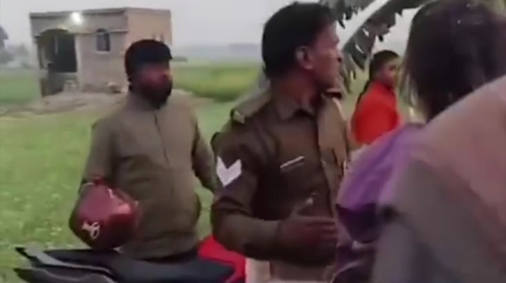 Angry people slapped a policeman in public in East Champaran Angry people slapped a policeman in public in East Champaran