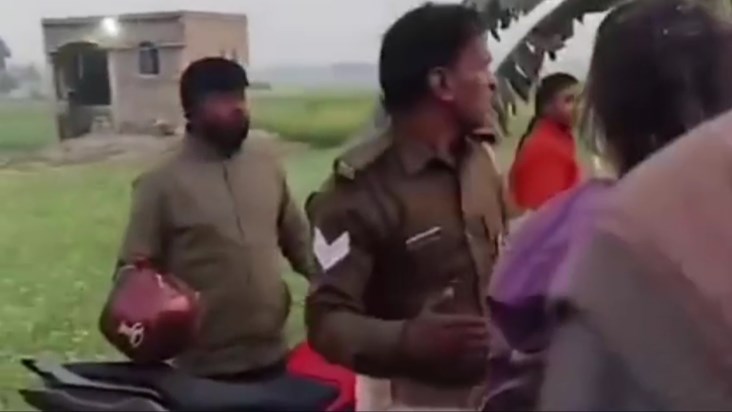 Angry people slapped a policeman in public in East Champaran