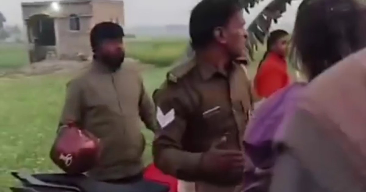 Angry people slapped a policeman in public in East Champaran