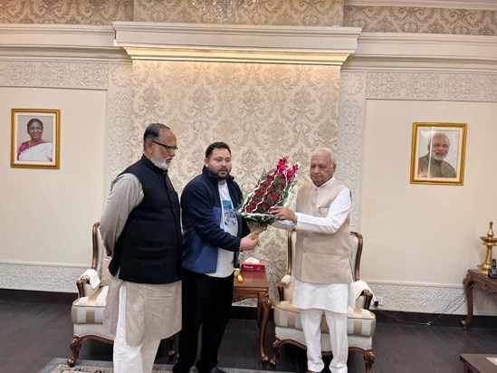 Tejashwi met the Governor and submitted a memorandum on the 
