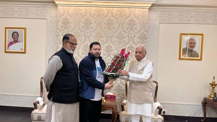 Tejashwi met the Governor and submitted a memorandum on the 