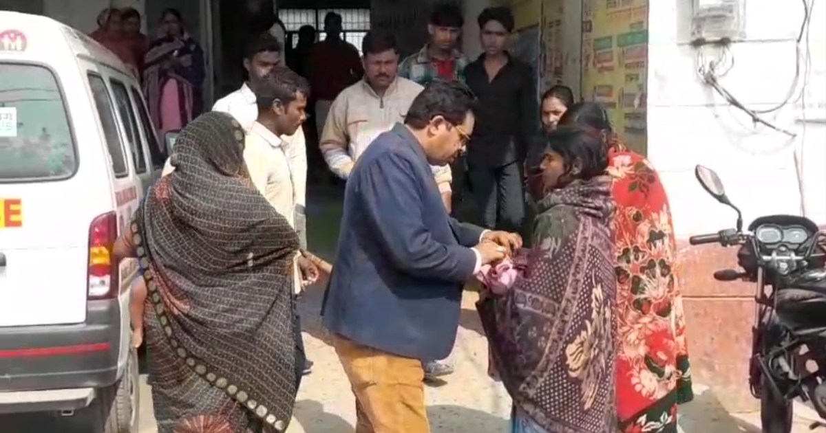 The mother who gave birth in Bagaha threw her on the road to