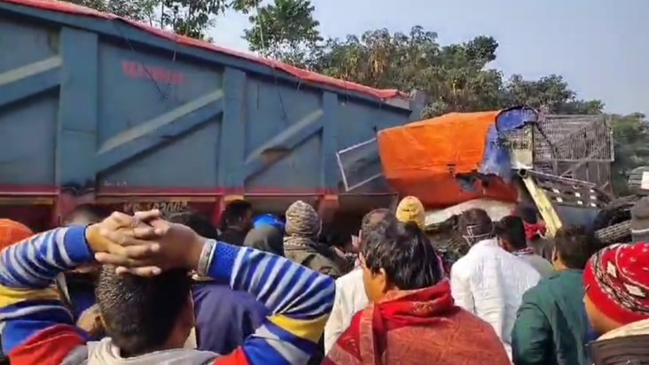 Two pickup trucks and a truck collided violently in Khagaria