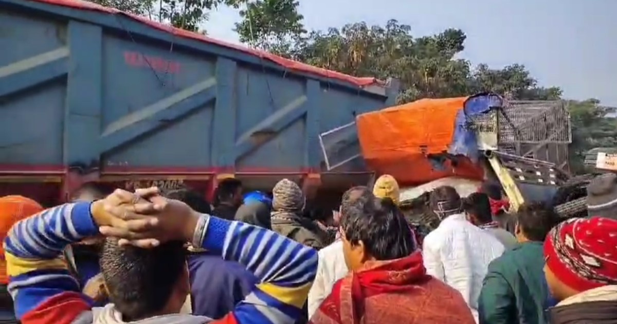 Two pickup trucks and a truck collided violently in Khagaria