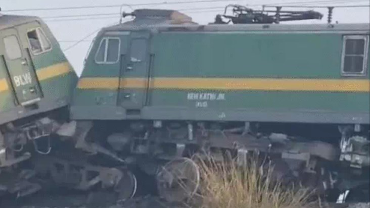 Horrible train accident: Another train hits a train standing