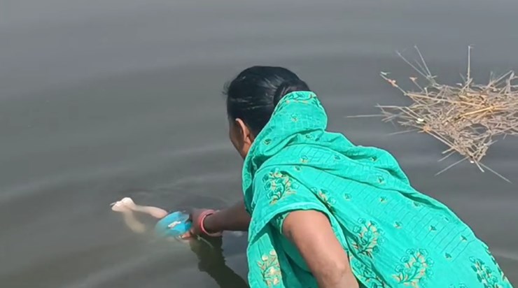 Shocking incident: In East Champaran, a mother threw her inn Shocking incident: In East Champaran, a mother threw her inn
