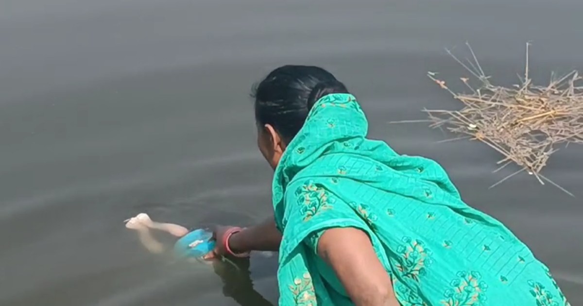 Shocking incident: In East Champaran, a mother threw her inn