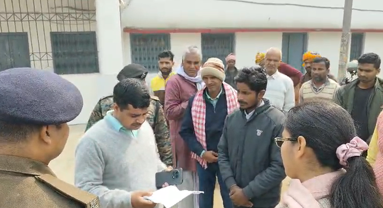 There was a commotion as soon as the DM reached Raghopur blo