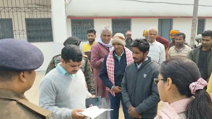 There was a commotion as soon as the DM reached Raghopur blo