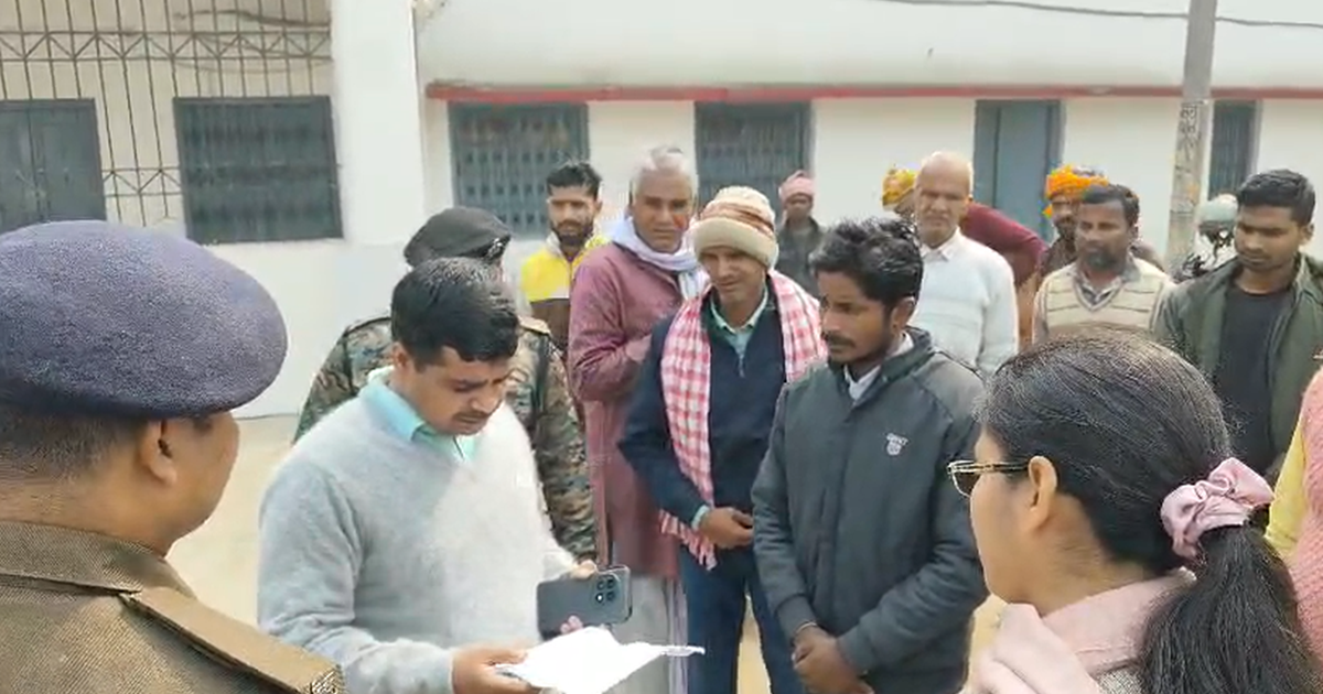 There was a commotion as soon as the DM reached Raghopur blo