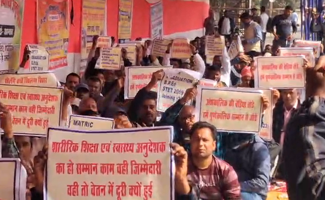Instructors roar in Gardanibagh demanding full-time jobs