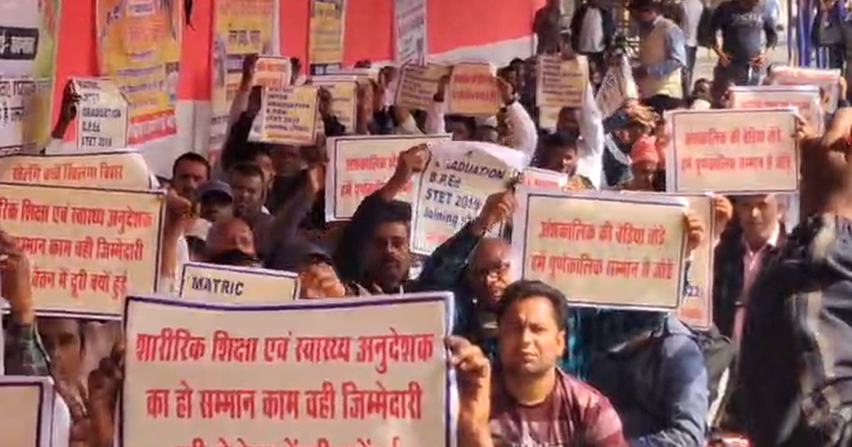 Instructors roar in Gardanibagh demanding full-time jobs