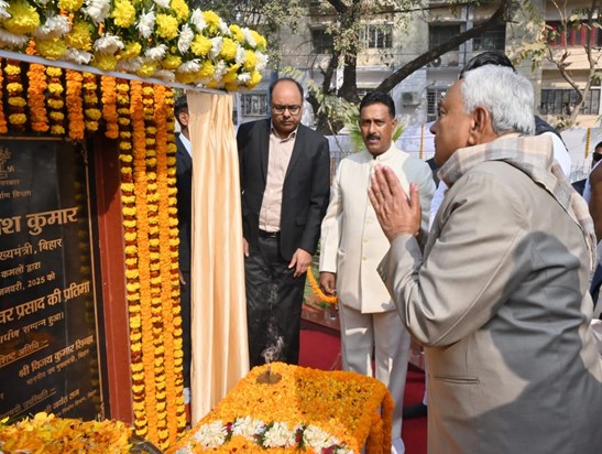 Cm nitish kumar ne sidheshvr singh ki prtima ka kiya anavrn 