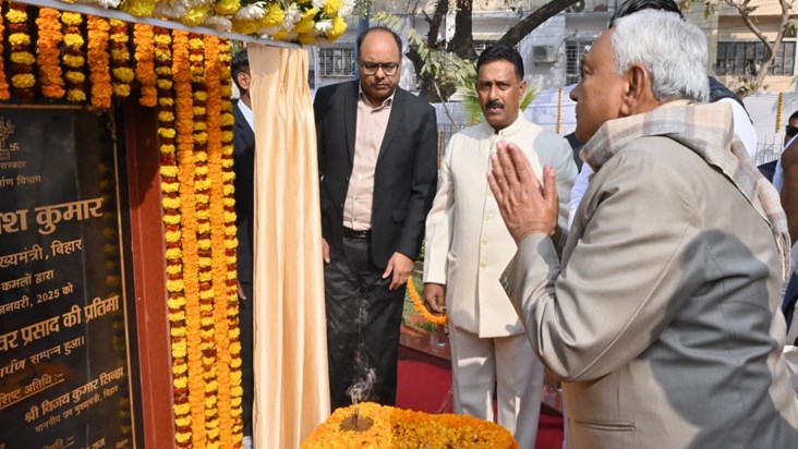 Cm nitish kumar ne sidheshvr singh ki prtima ka kiya anavrn 