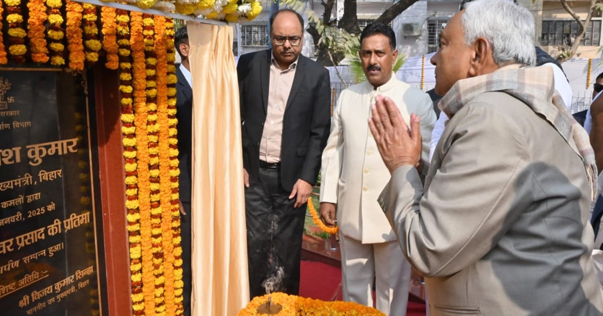 Cm nitish kumar ne sidheshvr singh ki prtima ka kiya anavrn 