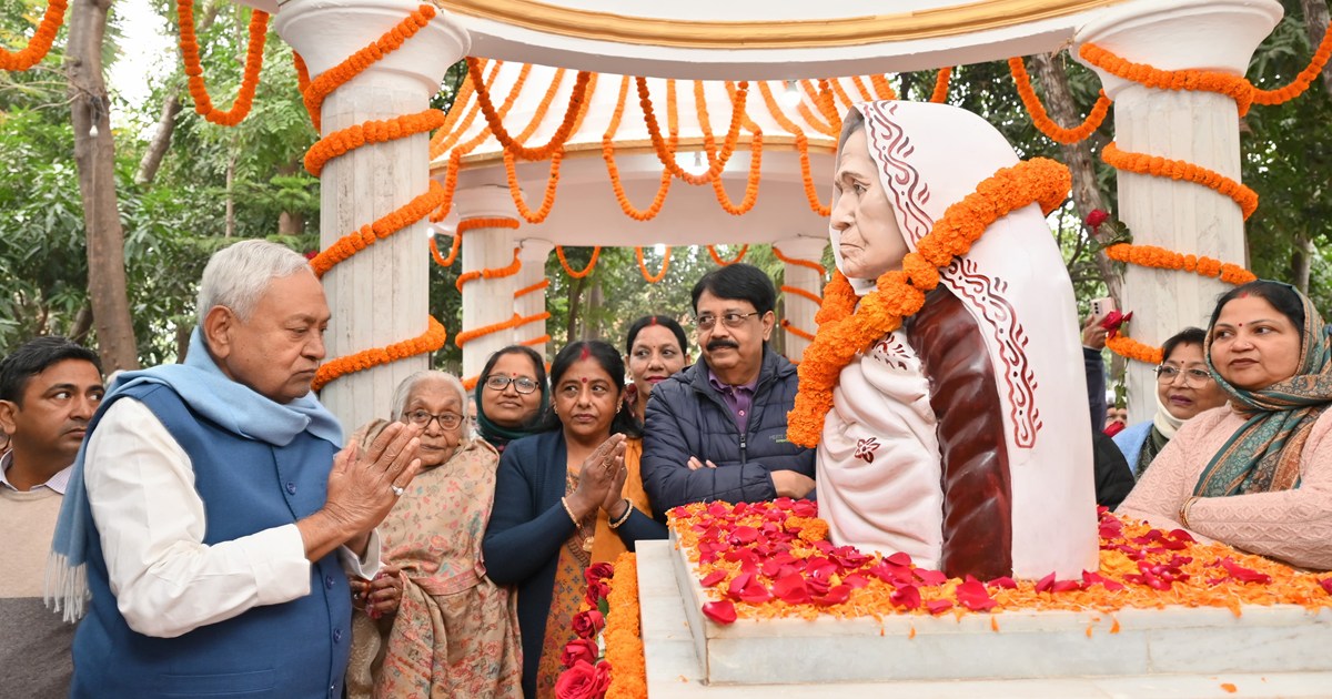 Cm nitish kumar pahuche apne Gav maa ko diye shrdhanjli