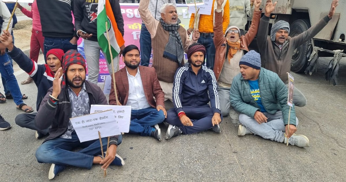 Student Yuva Shakti blocked the road in Aurangabad on the is