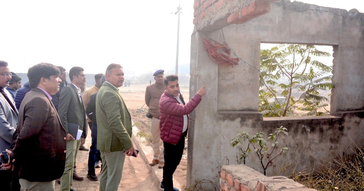 Nagar ayukt on dumping yard