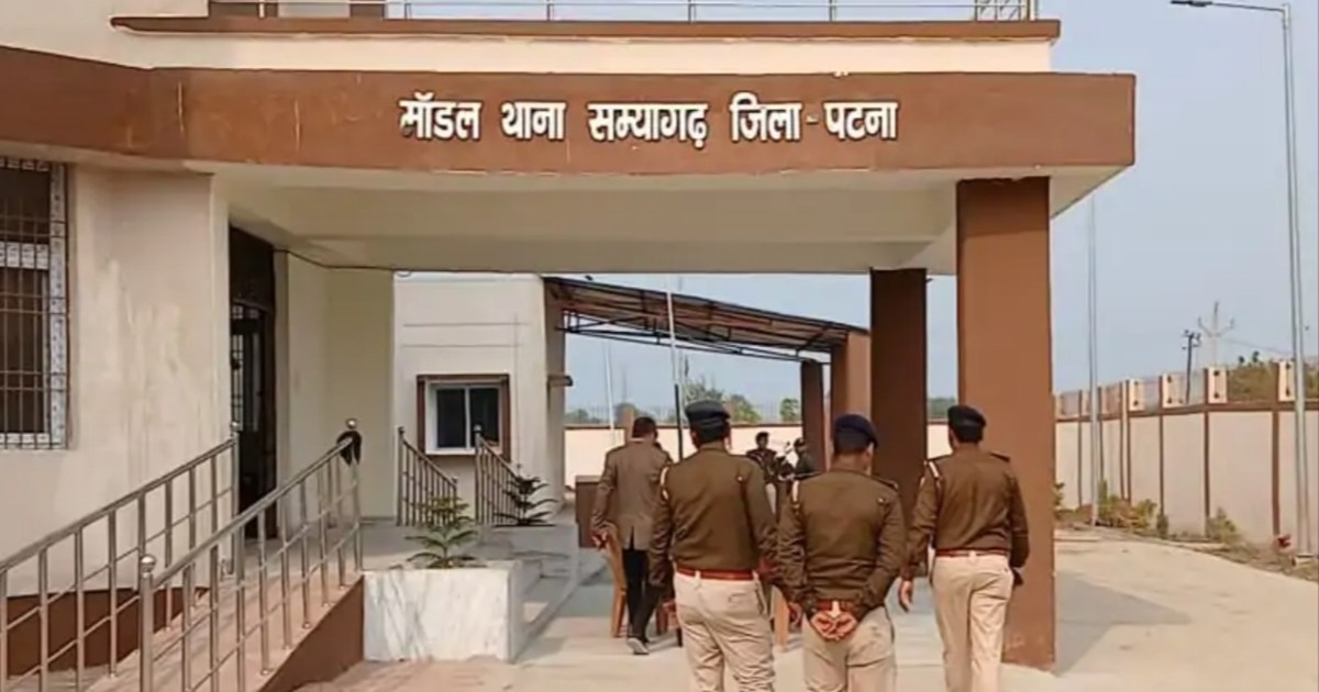 In Patna, a police officer slapped his own colleague sub-ins